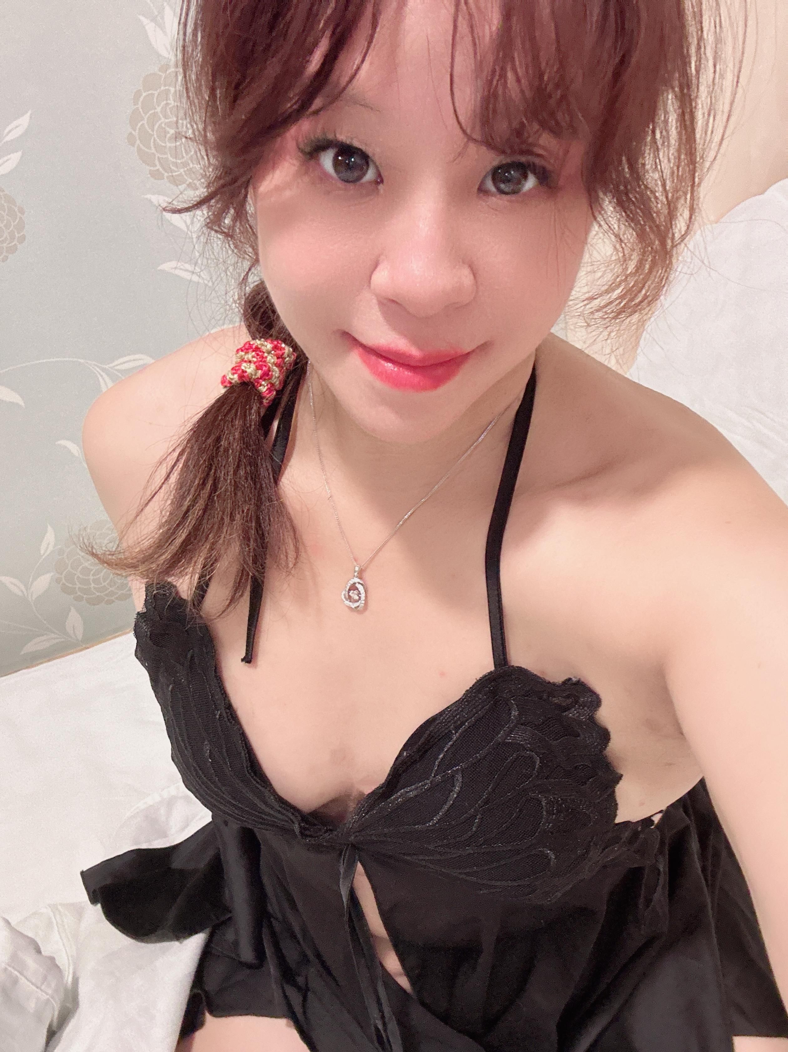 helenesexbaby : #全裸 #旅館 #類倒立姿勢 #噴尿