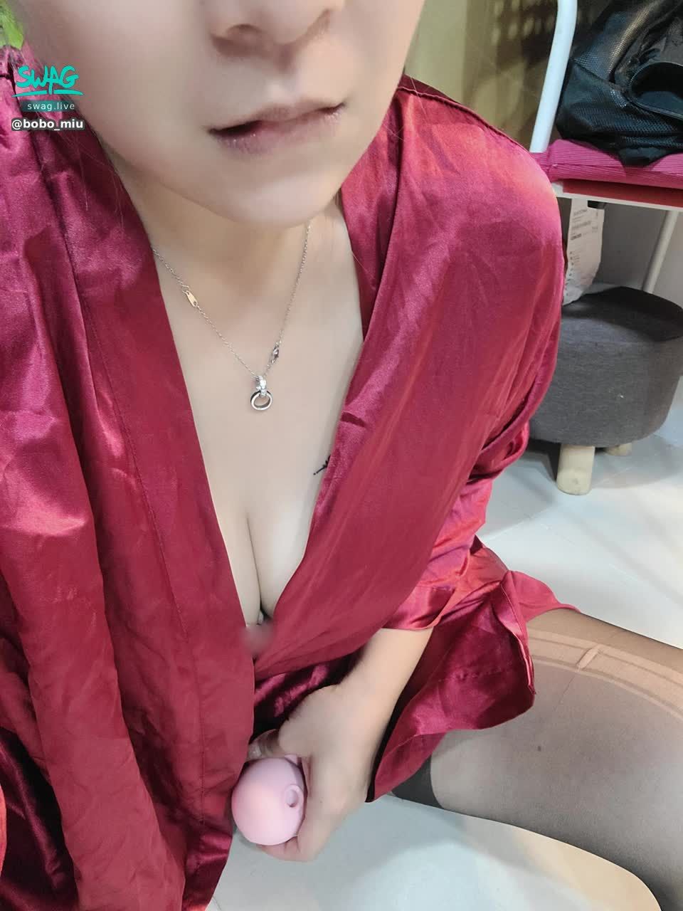 bobo_miu : 朋友家來點不一樣
想插嗎？ 🫴🫴
噓！小點聲 
自己先開插了 💦💦