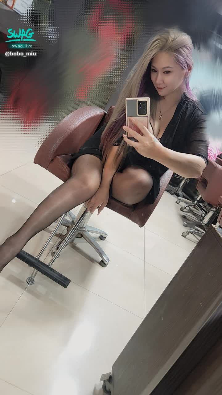 bobo_miu : 今天女王大人来巡视了，你们还不快来舔舔女王的脚踝😈