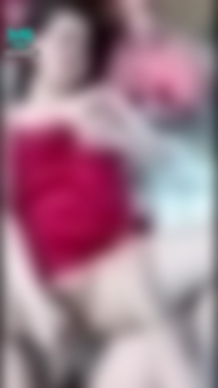 tinababevip : 這個女孩太飢渴了，Babe 她用真正的陰莖自慰