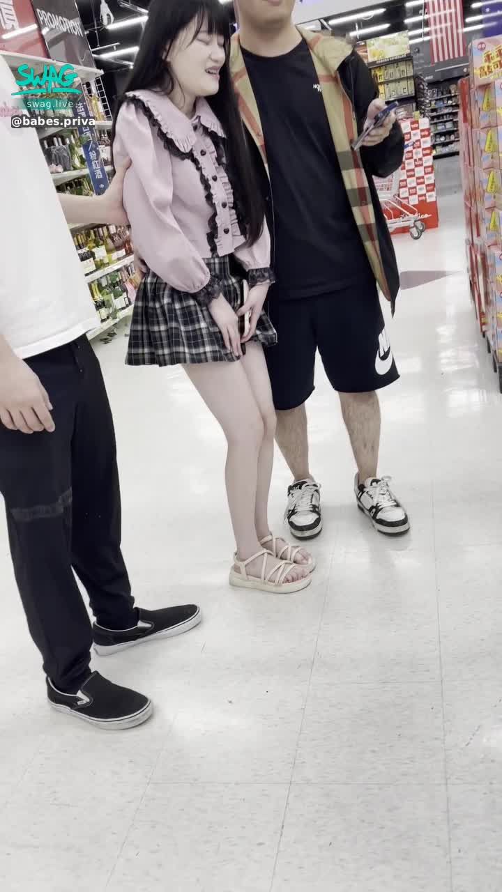 babes.private : 不攙扶真的不行 走一步退三步要逛到幾點啦🫣