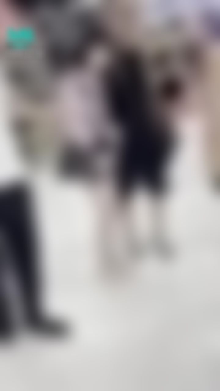 babes.private : 美腿白皙昀希 塞跳蛋逛賣場 左右各一個攙扶