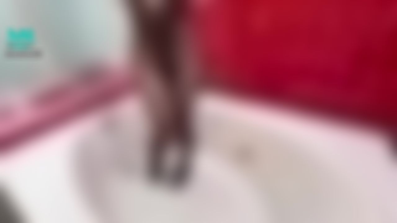 sumisumi0713 : 穿著滿是洞孔的連身衣，進行浸油的濕式自慰！！