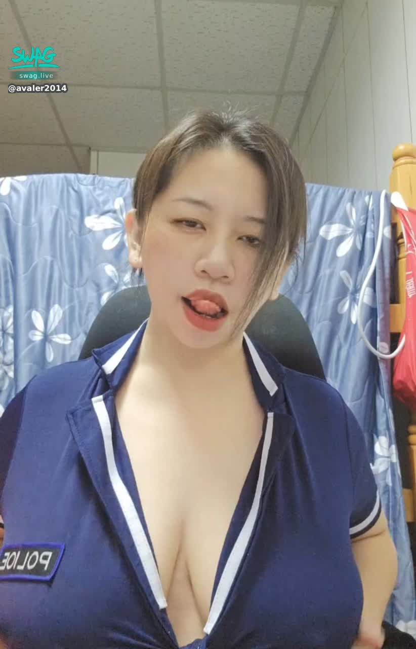 avaler2014 : 螢幕跟制服都塞不下我的奶了
有沒有人要幫我塞看看😈

#sexy #性感 #騷 #大奶🔥 #奶 #巨乳 #自拍 #福利 #私訊 #白白嫩嫩
