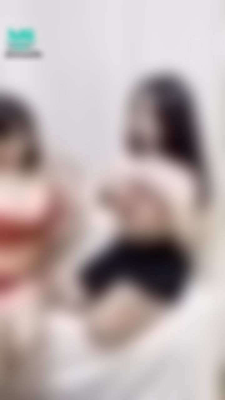 babes.private : 冷冷的天氣 眼睛吃冰淇凌 但是身體怎麼會越來越熱🥵