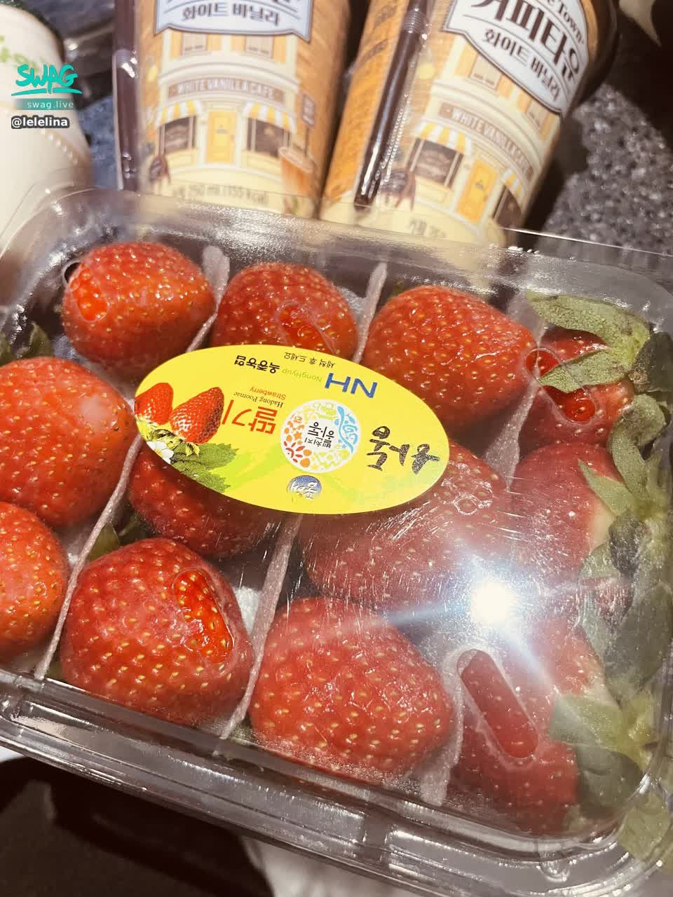 lelelina : 賀喔～今天草莓🍓的價格折合台幣一盒大概230元超級好吃😋⋯⋯