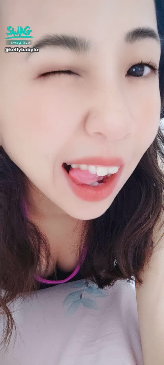 kellybabylovesu : 準備好迎接2025年了嗎？我的戰袍就是我的笑容😍

未來還是有很多挑戰，面對它，解決它，學會釋懷❤️別讓年紀白白增長！