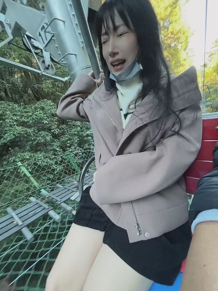 chiori_chan : 怖すぎて、一歩も動かないようにしてる

怖すぎて騒いでたら、

反対側の知らない人に笑われたァ！！！

だってしょうがないｼﾞｬﾝ怖いんだもん！！！！