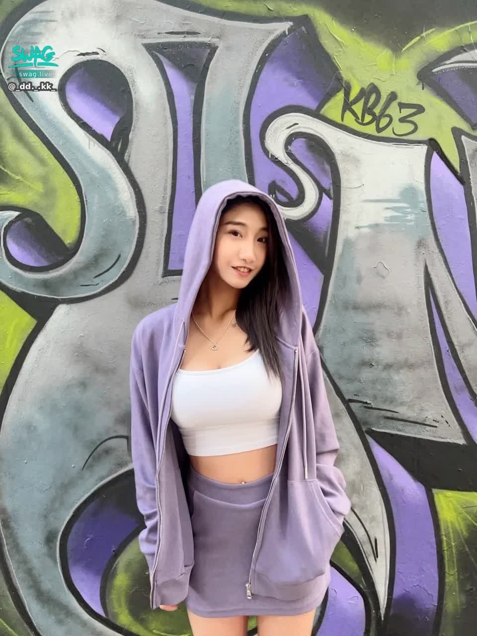 _dd._.kk_ : 舔了一下自己的嘴唇