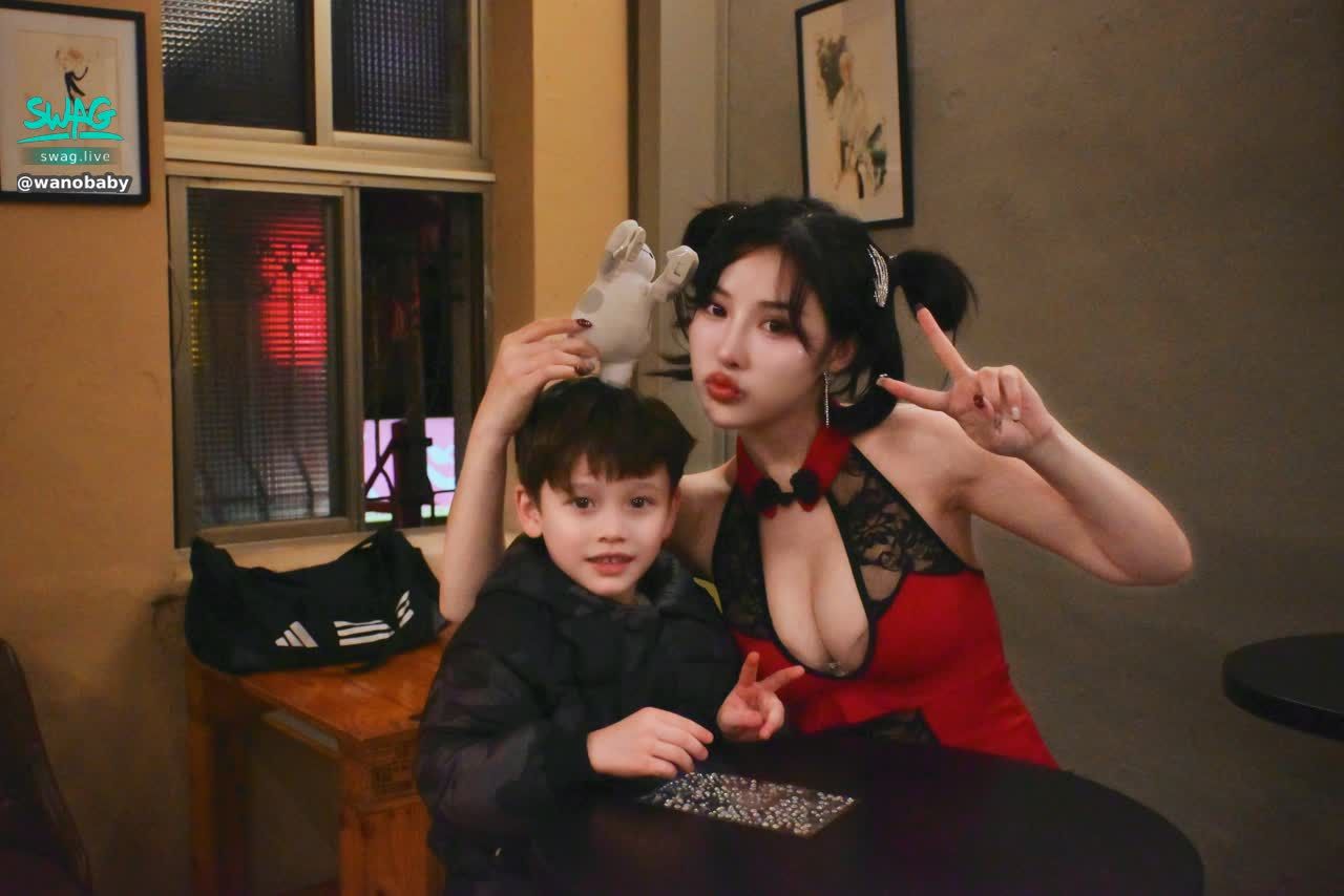 wanobaby : 弟弟太可愛了😍娜娜一直趁機想拐他回家😚 娜娜：阿姨好喜歡你喔，可以把你帶回家嗎？ 👦🏼:不行，我有爸爸，妳可以養一個小孩！！

💔💔真的不懂阿姨的心酸耶…每次都是遇到想打炮玩玩的男人…沒遇到好對象 怎麼口以有小孩啦？

小朋友就是這麼的單純可愛 欠捏😗所以有人要娶我嗎？！ 
喔…不是啦😛
娜娜想說的其實是～～👇🤣

今天除夕是圓滿的日子 祝你們和家人一起圍爐感到滿滿幸福 2025年 一起迎接更好的每一天㊗️寶貝老公們 新年快樂💕🎉