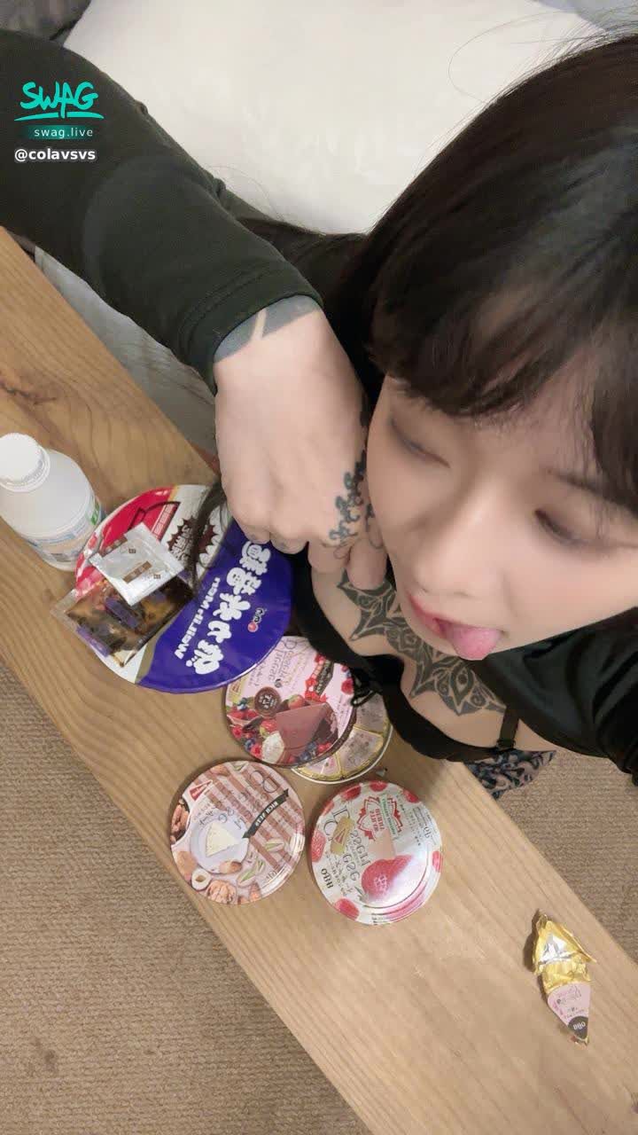 colavsvs : Babe該我吃了💗新年快樂
私訊影片版😈～