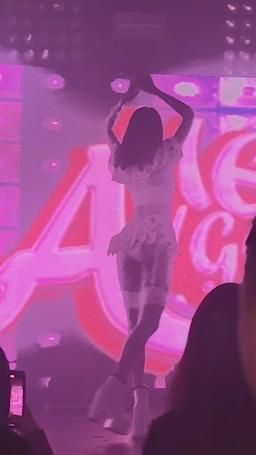 emily_babies : 跳得好喘 一下舞台 一直喘氣，然後喝水 為了哥哥們，我完全是OK的 哥哥們喜歡嗎😈😈😈😘😘😘💋💋💋