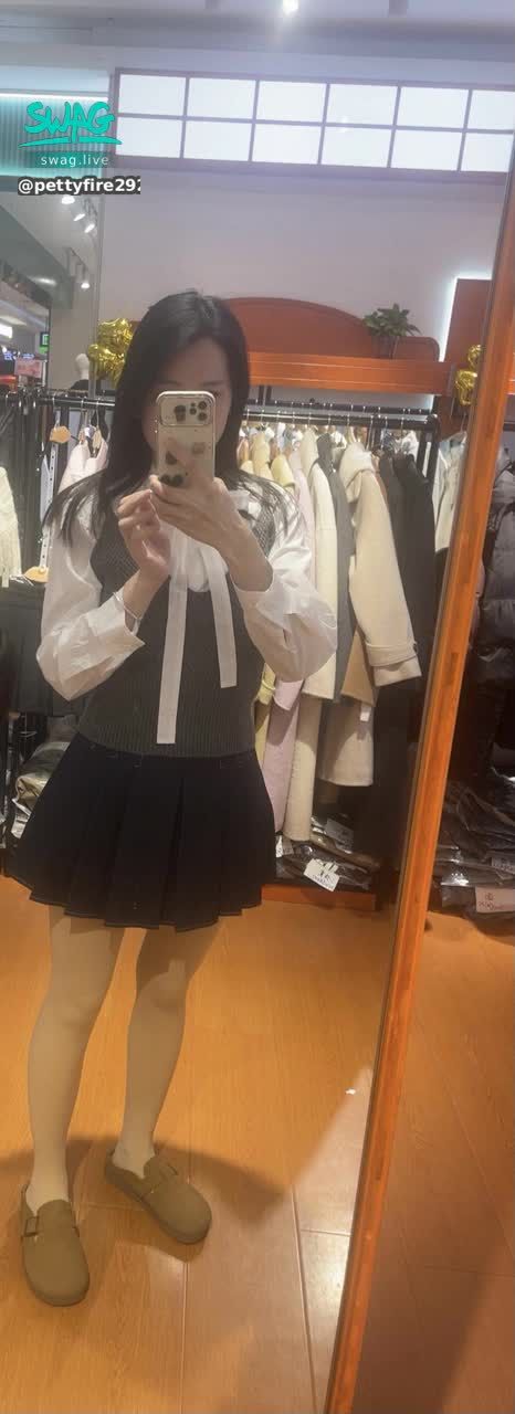pettyfire2928 : 试衣中，请忽略我的鞋👟😊
自己给自己拍出来了小短腿😂