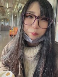 chiori_chan : 朝急いでて、キャミソールがなくて
代わりに着てきてものがあるの。
それを見てほしいのよ、こっそり。