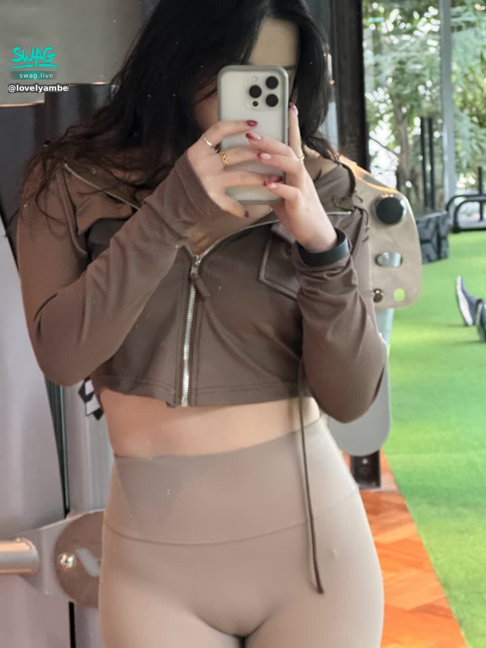 lovelyamber : 一線鮑若影若現🥵🫣