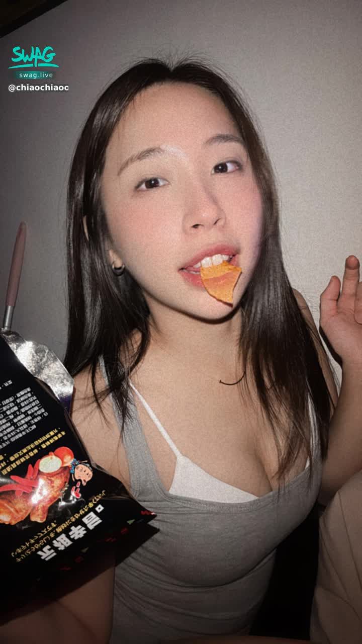 chiaochiaoo : 真拿你沒辦法～🙂‍↔️
連吃餅乾都要我喂 嘴巴張開👄