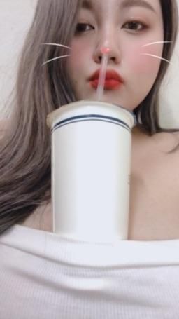naicha.tea : 人家屁股翹的可以頂一瓶可樂
我胸部大的可以夾住一杯紅茶😳Babe