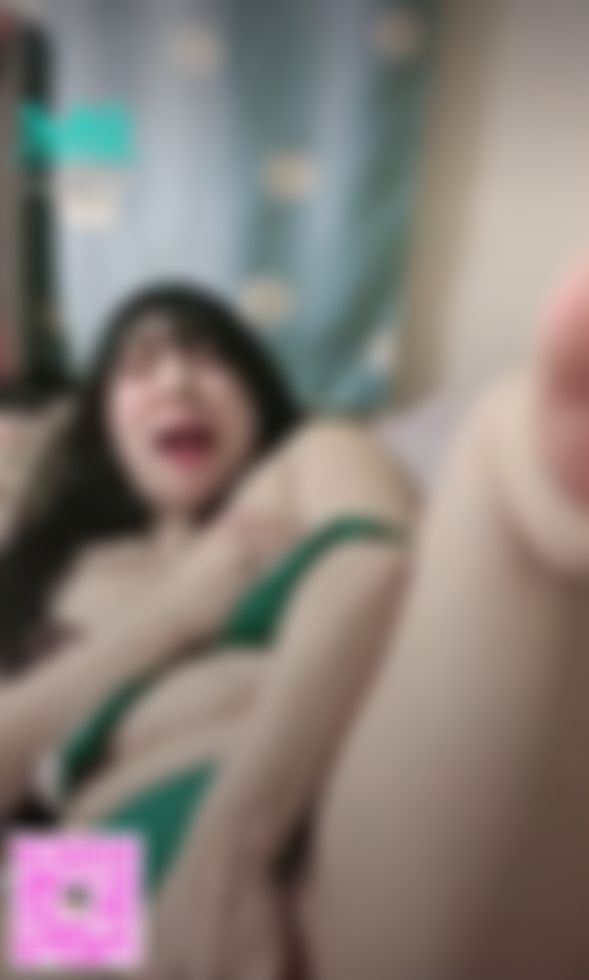  : 很小金色按摩器来奶頭😂😂