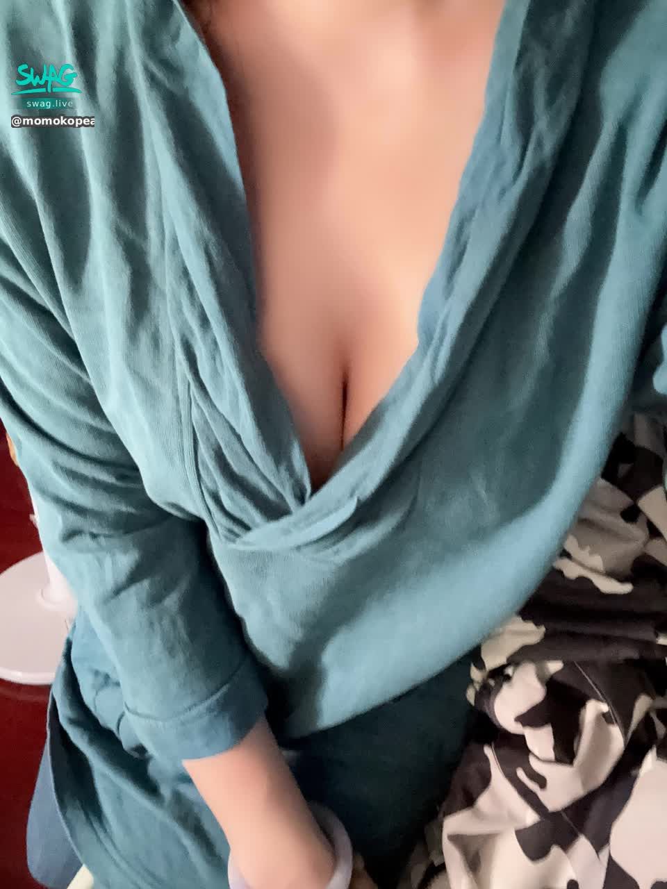 momokopeach : 穿這麼低 會被偷看嗎🫣