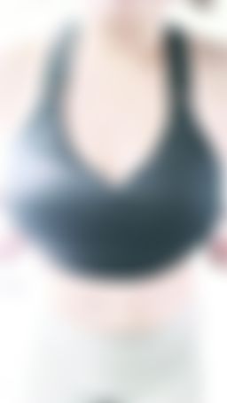 383838moni : 抓抓奶 捏捏奶 #瑜珈服 #運動內衣 #巨乳 #大奶