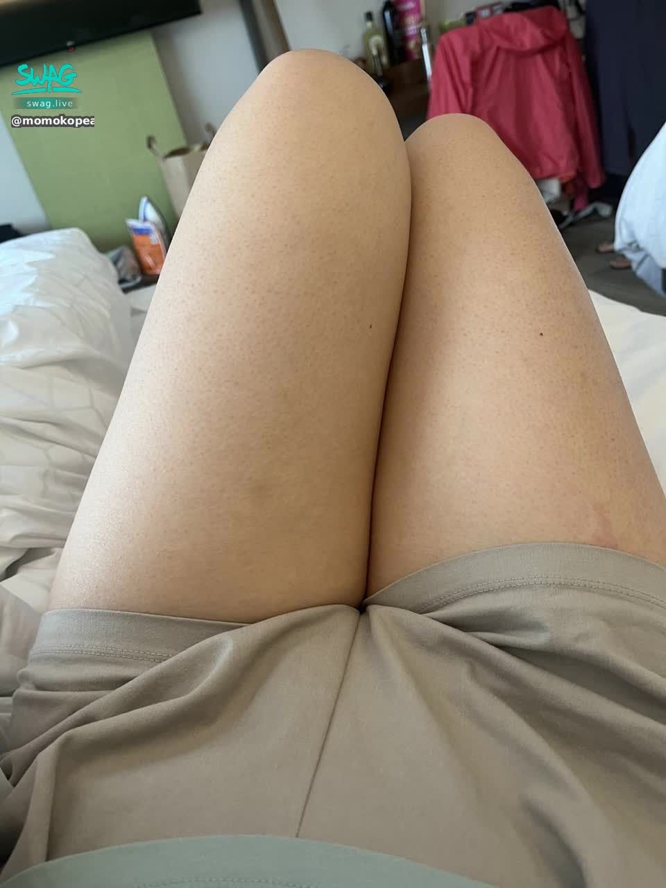 momokopeach : 想要打開桃桃腿嗎？