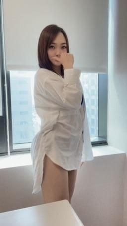 moon_6 : 誘惑的夏草🫦白襯衫不小心…爆開啦..🤭