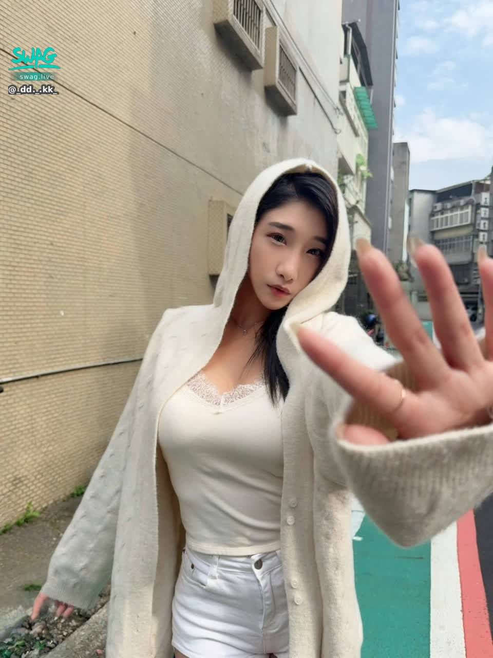 : 