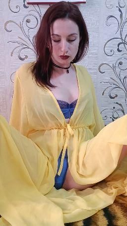 julielove : m-shaped legs 🤤