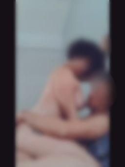 383838moni : （有碼短片）#女上 一邊舔奶一邊搖 歡迎解鎖正片