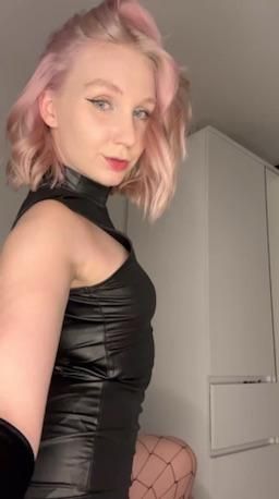 olyablondegirl : A girl in tights dances for you