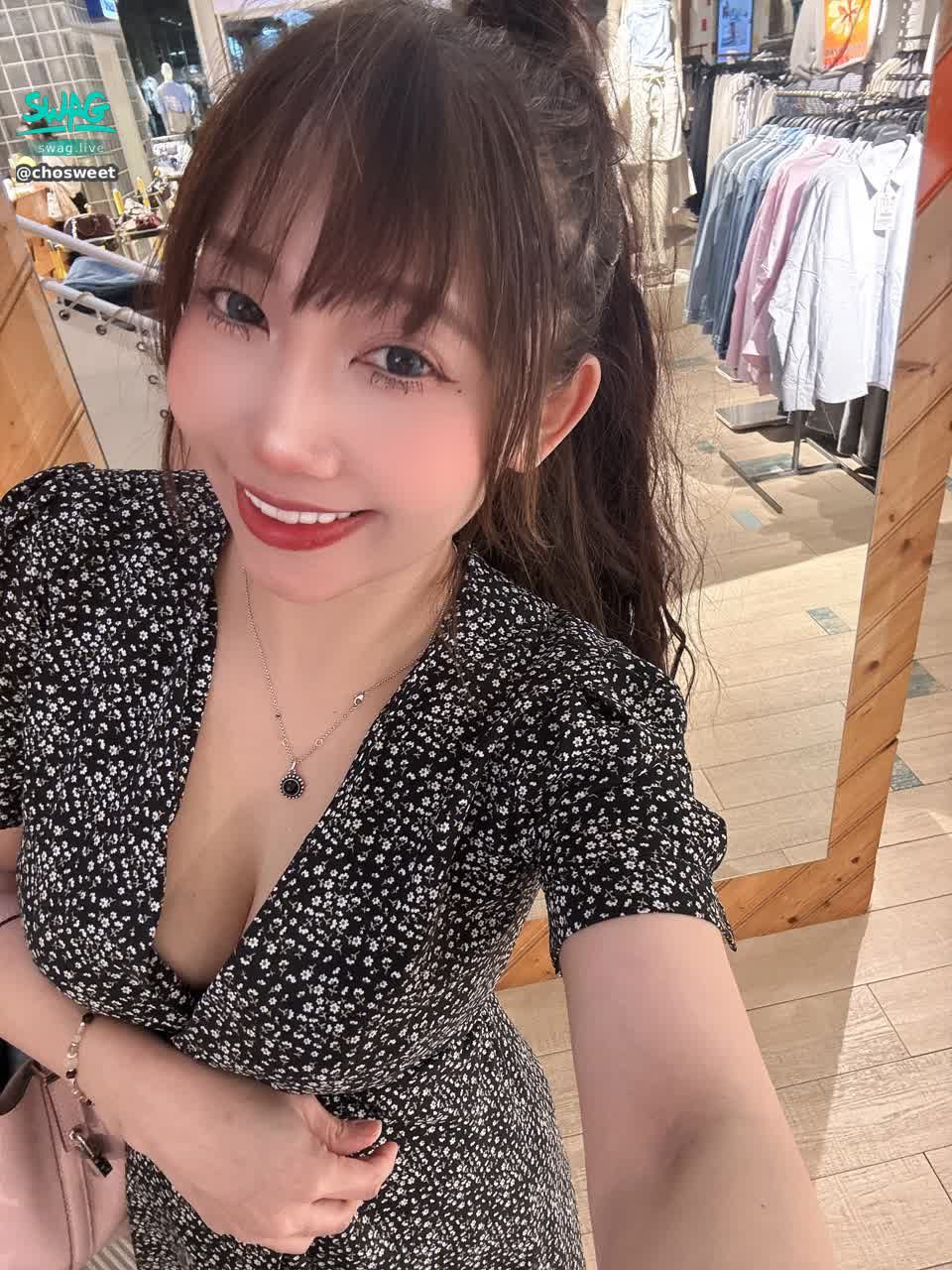 chosweet : Babe今天約會會～刁民酸菜魚 敲級好吃♥️♥️♥️ 這件衣服一直爆開😥
