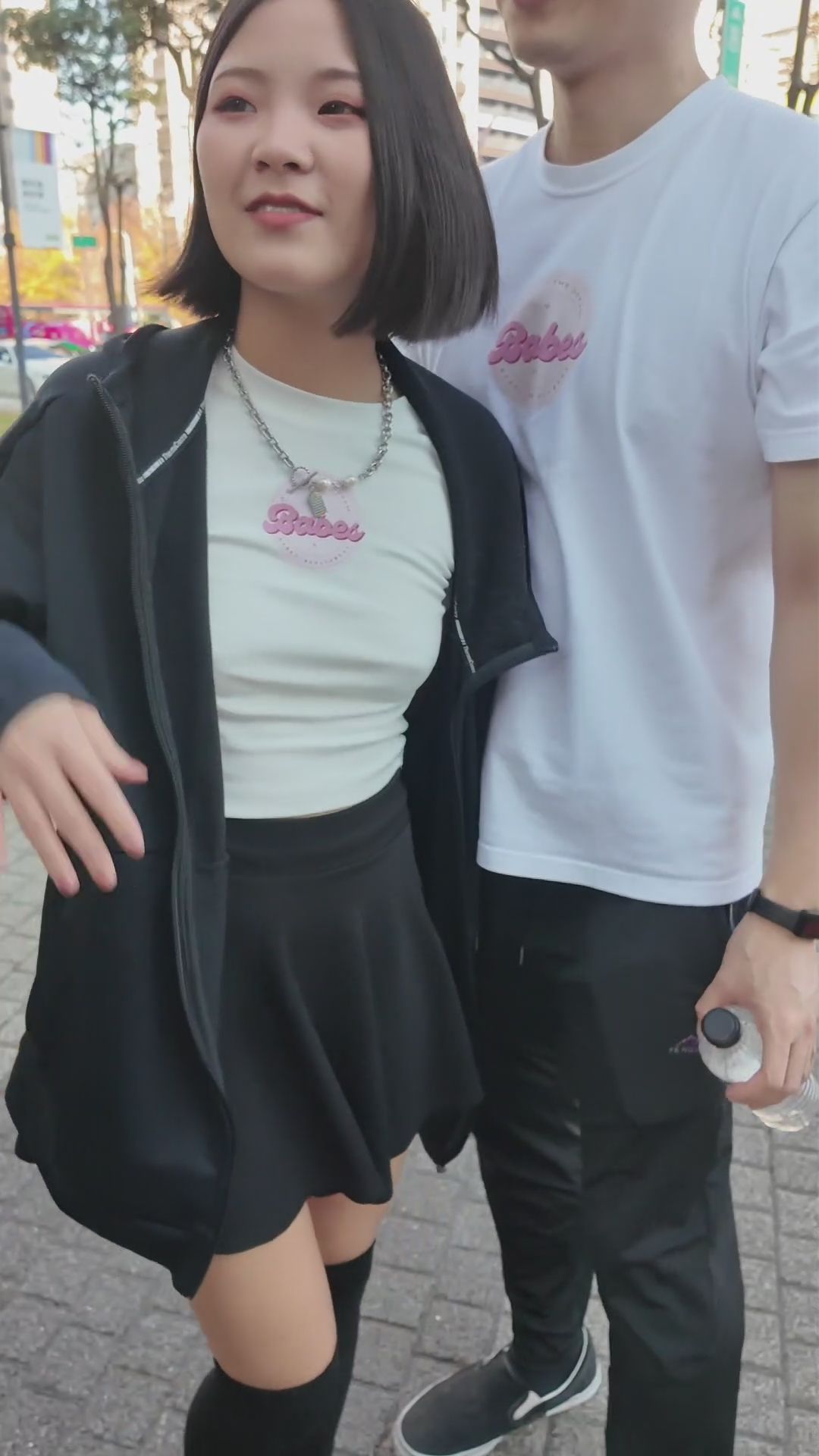 babes.private : 墨鏡男難道真的要跟小巴結婚嗎？ 竟然要我們帶他一起去逛傢俱賣場