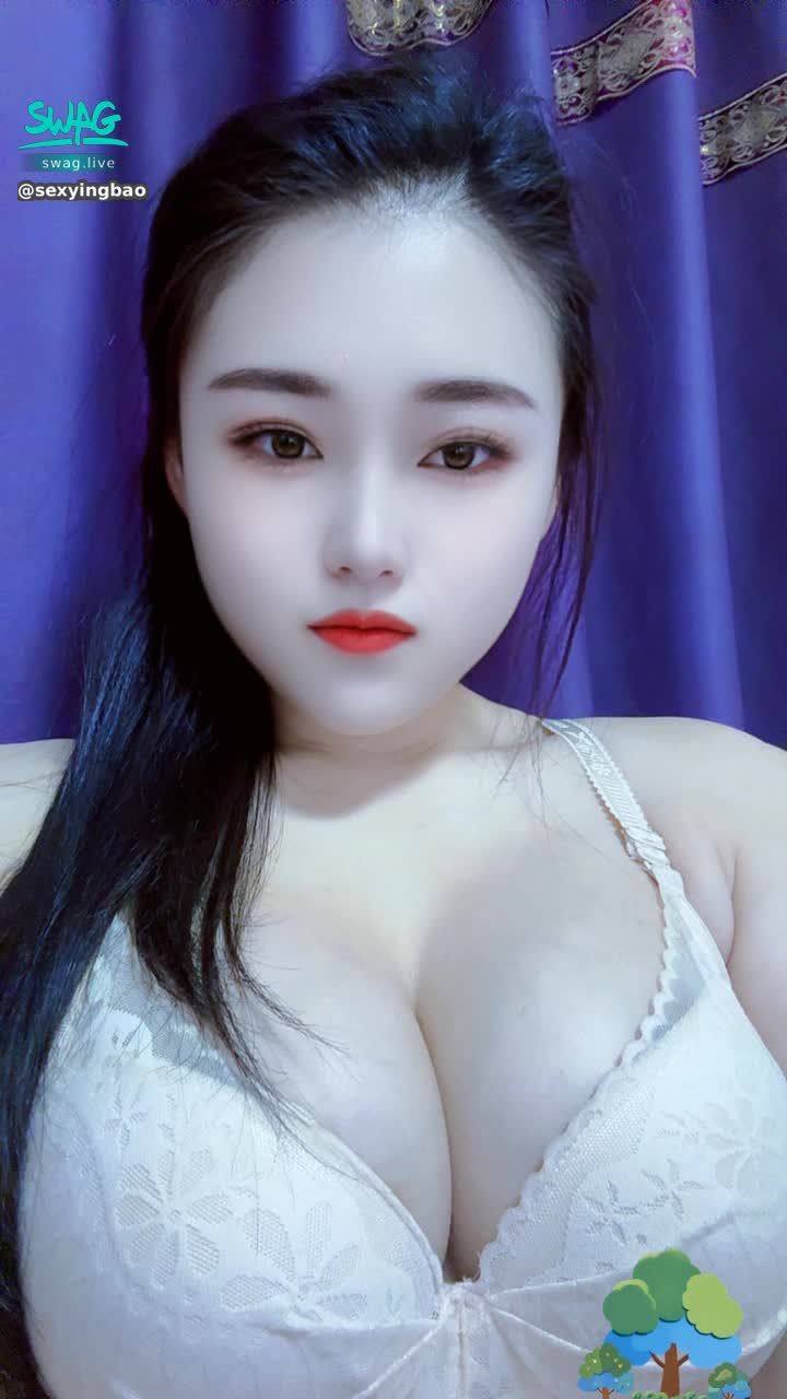sexyingbao : 看着你的眼睛吸唆你的大龟头，舌间无限的挑逗你的马眼。👅👅👅☺️