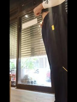  : 大白天 在半開的鐵門內 跟老闆娘做愛