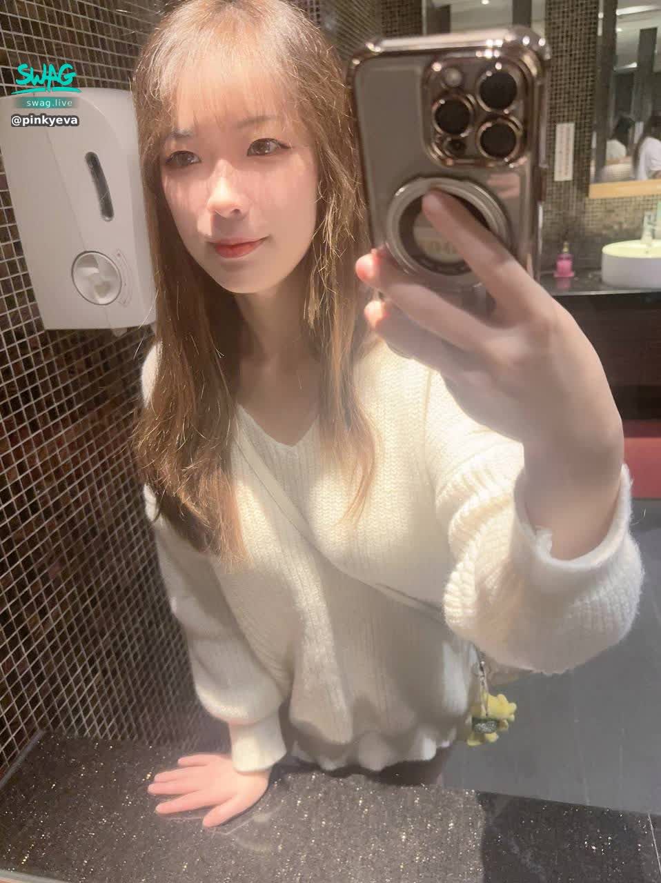 pinkyeva : 哥哥私訊兩次我愛EE就可以領取新粉禮性感影片唷😝追蹤久的還沒領也可以😈