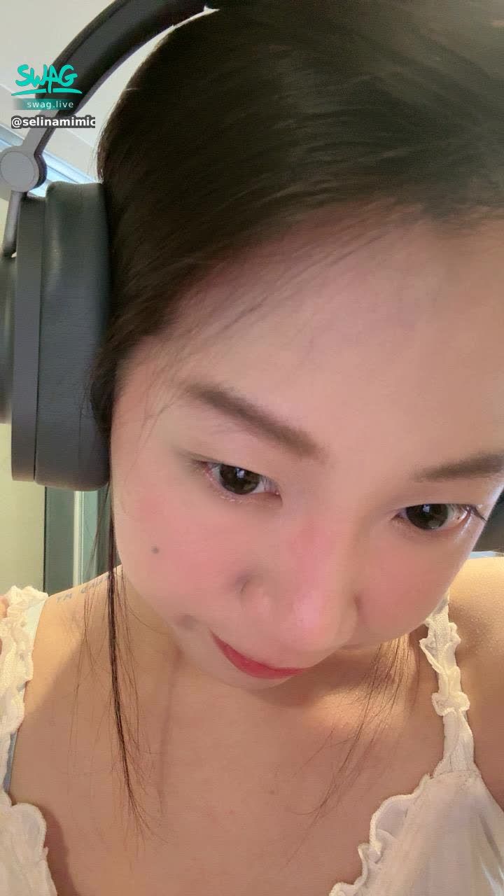 selinamimichen : 👼🏻🫶🏻✨要出門拍攝了 猜猜我今天穿什麼顏色的內衣🤤