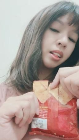 lovemeredith : 整理房間，撿到一包餅乾，要不要分你吃