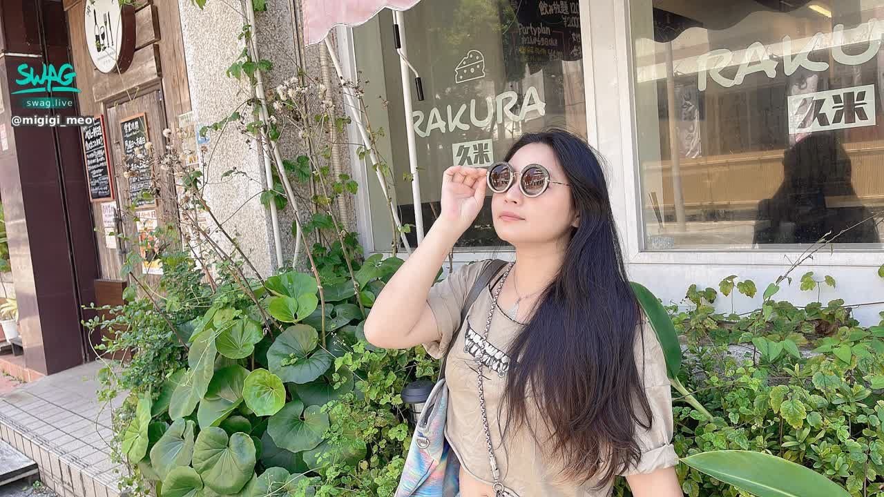 migigi_meow : 我在沖繩的街角，走進了一間可愛的小店，
陽光打在身上那一刻，心裡突然浮現一個人——
是你嗎？還是我幻想出來的那個「懂我的人」？

留言告訴我：
如果你也在我身邊，我們會一起走進哪家店、聊什麼、看什麼風景？
我想聽你說說看。

#白月光在旅行 #心動日常 #沖繩光影 #悄悄想你 #懂的人會留言