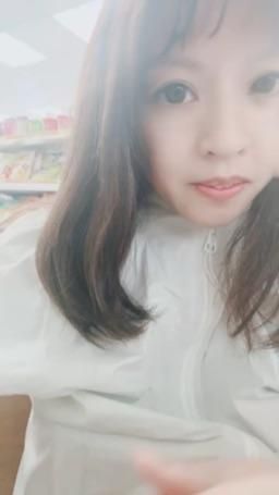 lovemeredith : 買女生喝會漂亮的膠原蛋白飲品，我想摸我的Q彈皮膚嗎？