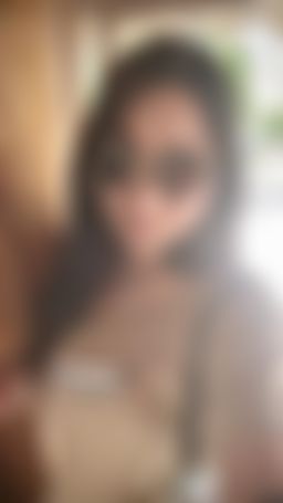 migigi_meow : 在沖繩這棟古民宅前，我突然很想知道：
如果是你站在我旁邊，會對我說什麼？
我喜歡老房子的氣味，也喜歡這種安靜的空間感。
每一處窗框、地磚、陽光的角度，都像在說著時間的故事。

而我，也想聽你說點什麼。
關於你自己，關於你沒講出口的那句話。

或許我們都在找一個能聽得懂靈魂頻率的人。
今天，就讓白月光我，陪你一起走進這座安靜的時光裡吧。#白月光旅行日記 #靈魂的風景 #沖繩古民宅 #日常也可以很性感 #不說話也能懂你