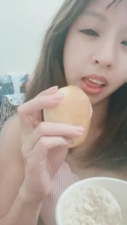 lovemeredith : 肉桂奶油夾麵包，你有沒有吃過，想不想要我餵你吃
