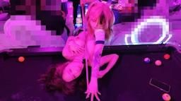 sexyyui : 朋友們唱歌唱到好起勁，但我已經上空用奶子當撞球架，準備被發射了！