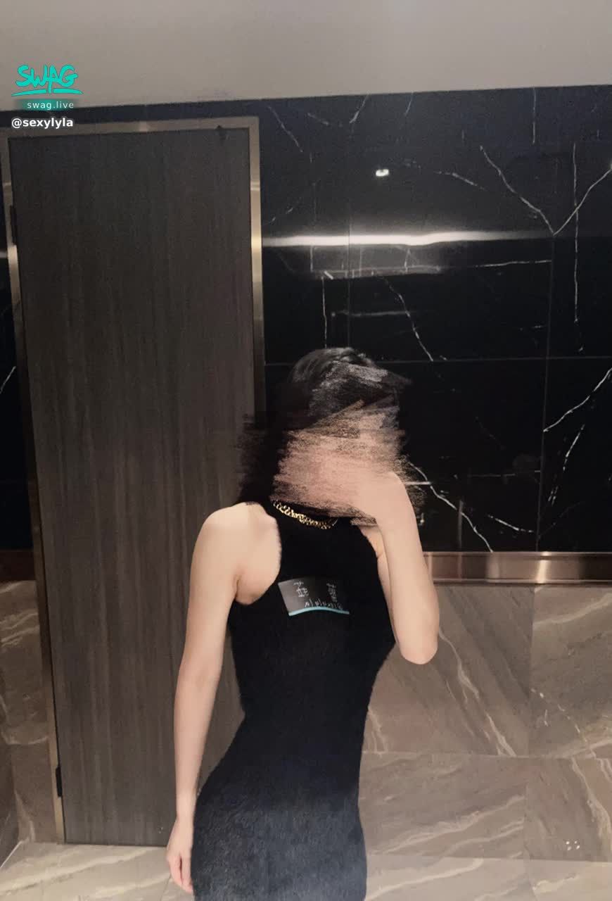 sexylyla : 哥哥是不是很好奇我穿什麼👀
昨天穿黑色的小洋裝
但裡面沒有穿內衣👙❤️‍🔥