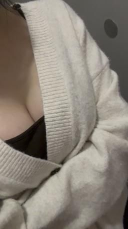 sweetbooboo : 捷運的公廁小小誘惑❤️用深深的溝吸住你💕