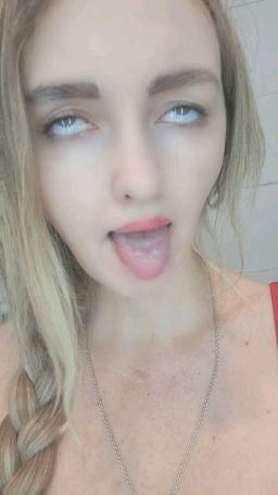 pinkpather : lick red lips😋