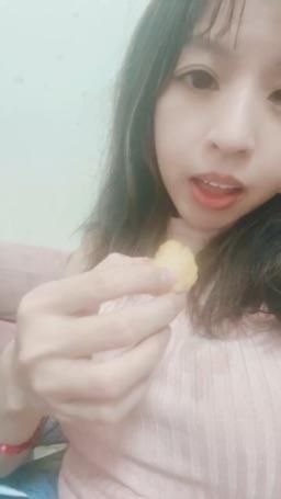 lovemeredith : 想吃薯球嗎？要不要我餵我