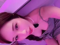 sexyyui : 偷偷在朋友旁邊這樣露出性感的珍珠內褲卡著肥肥的鮑魚，他們唱歌，我的鮑魚在放風😆