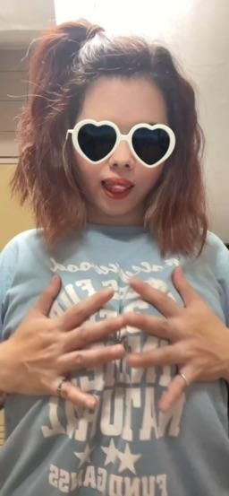 lovepapa_1990 : 巨乳控可以鼓勵一下嗎❤️嘗試用巨乳勾引你😈😈