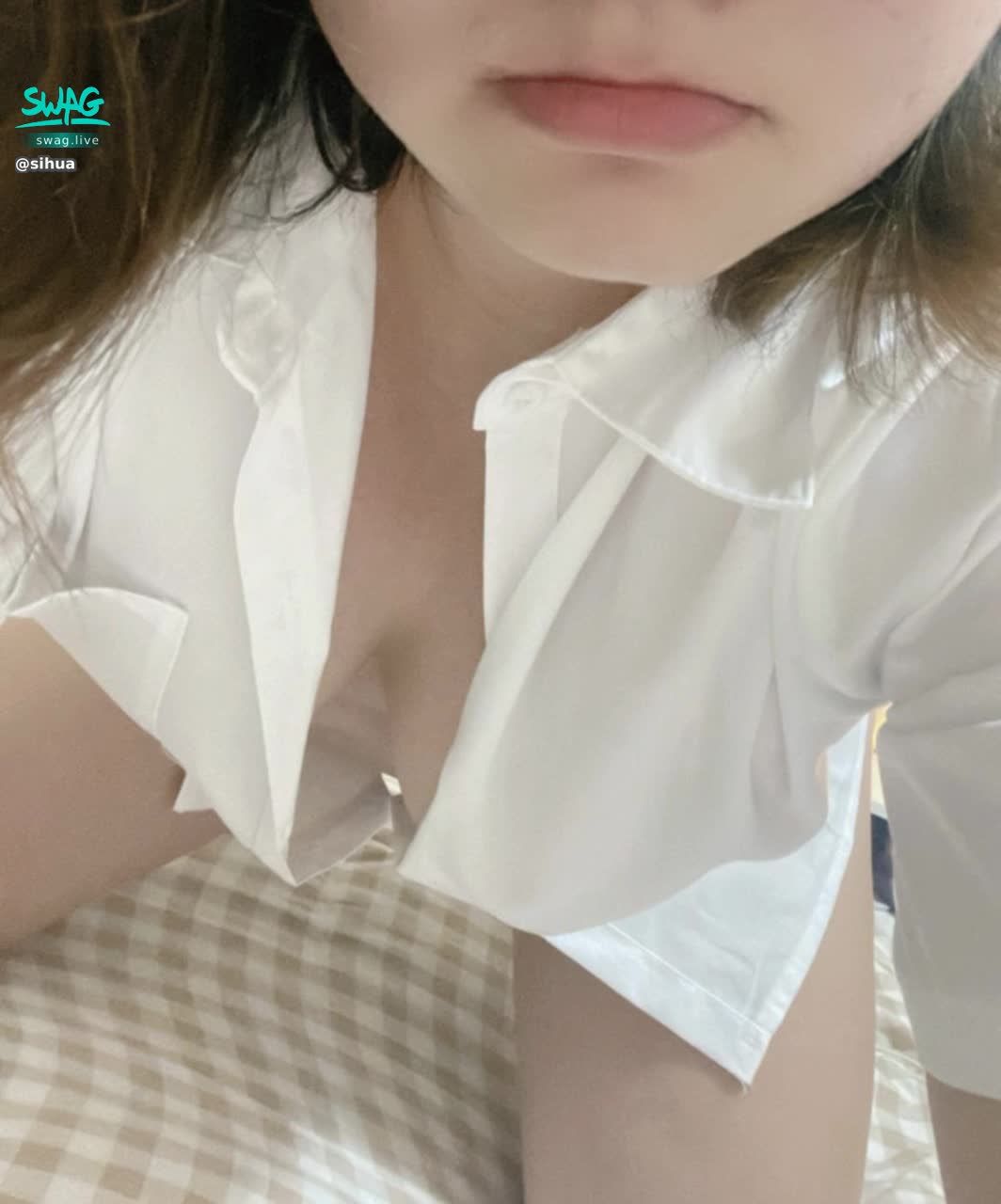 sihua : 襯衫的誘惑❤️
有這樣的女友
睡在旁邊你睡得著嗎😝
#巨乳  #sexy  #性感