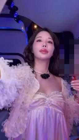 sexyyui : 《Ktv系列》別人唱歌，我露奶頭自摸💓